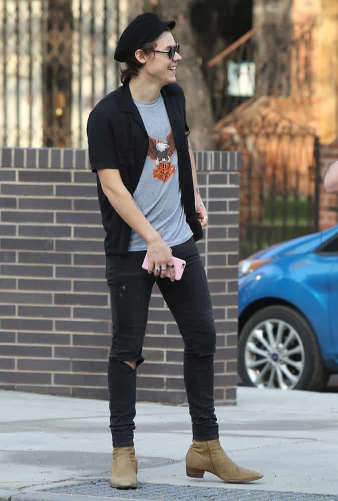 Harry Styles wearing ripped jeans