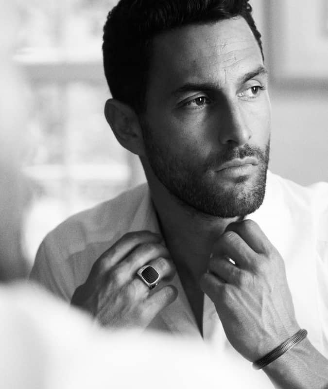 Man wearing a signet ring