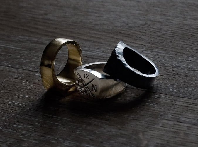 Men's signet rings in gold, silver and oxidised metals