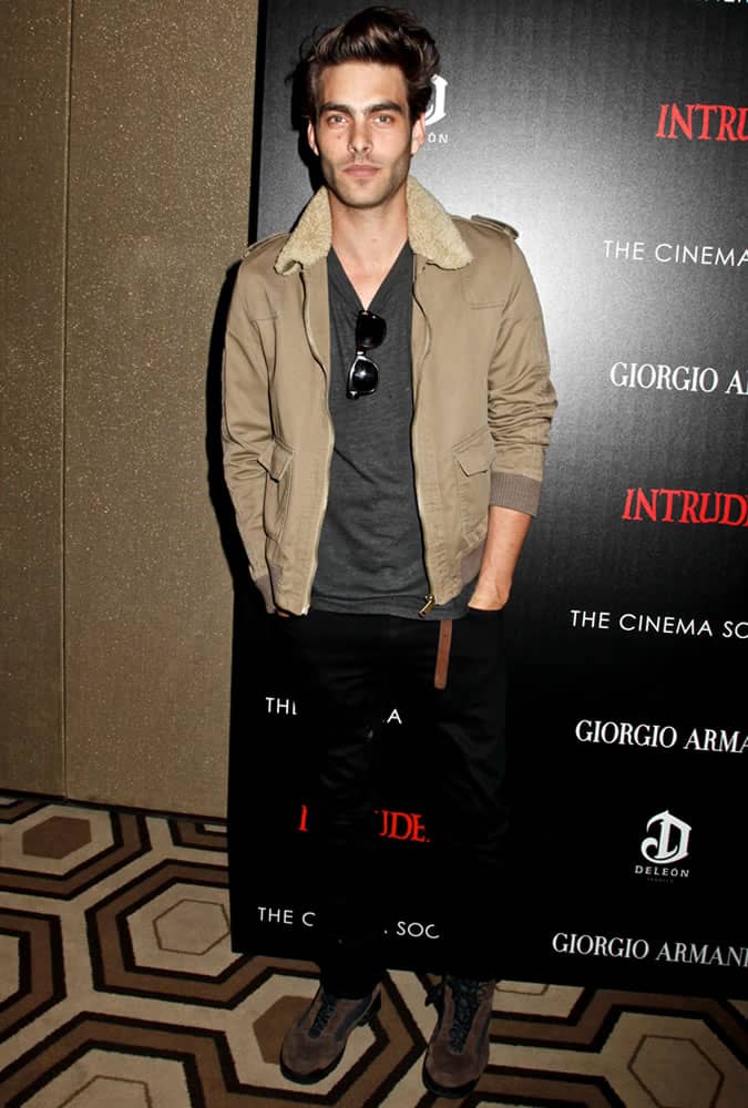 Jon Kortajarena Outfits