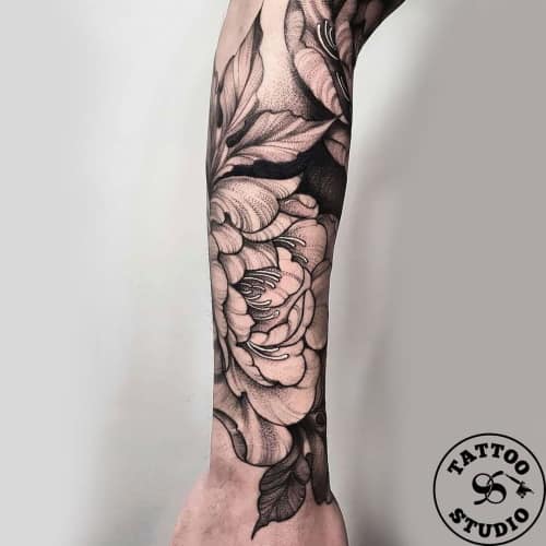 Blackwork flower tattoo_tattoostudio96