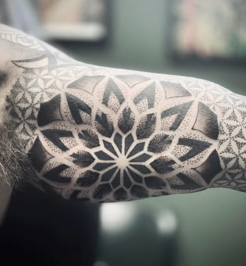 Geometric blackwork tattoo_travstattoos
