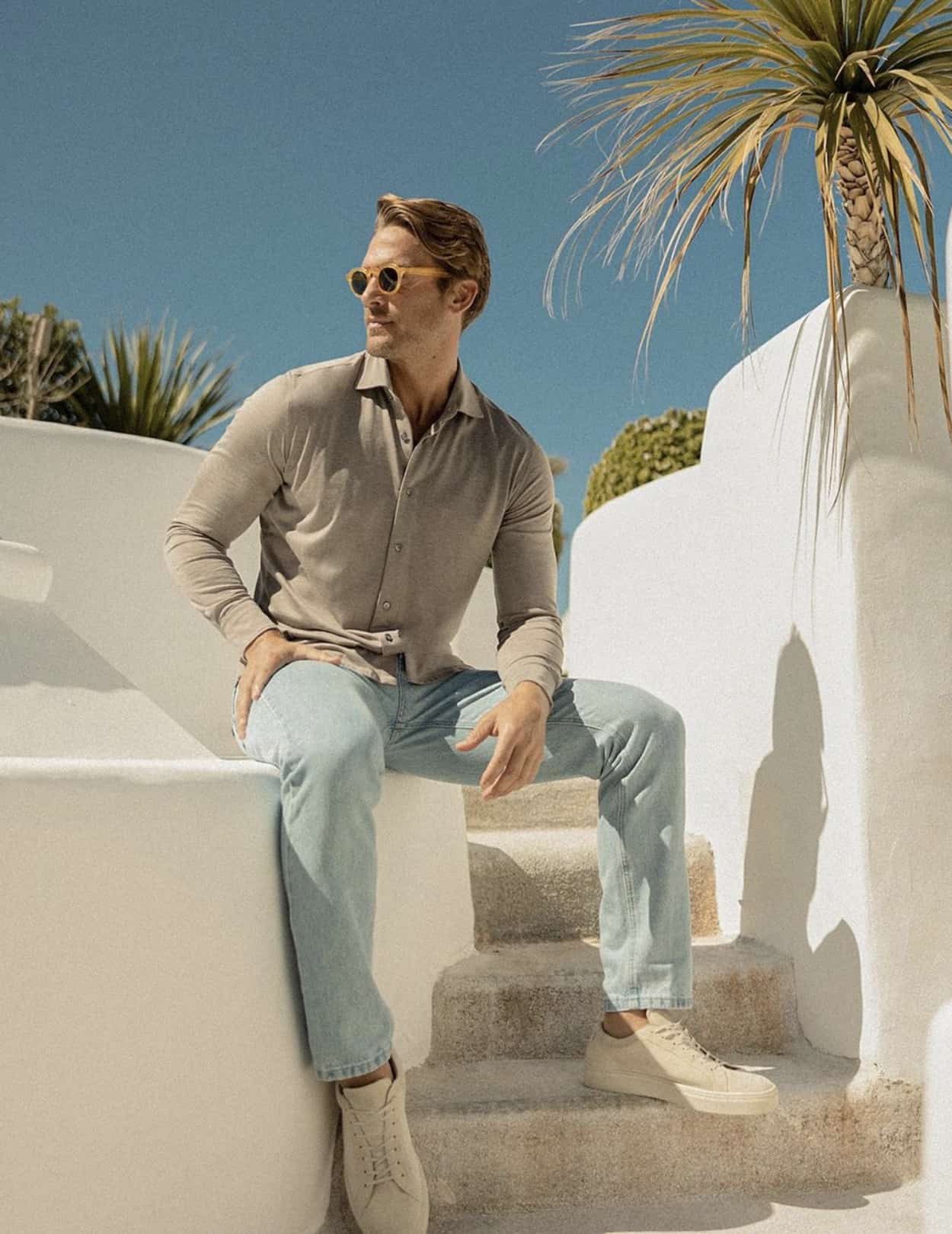 man wearing light colored jeans