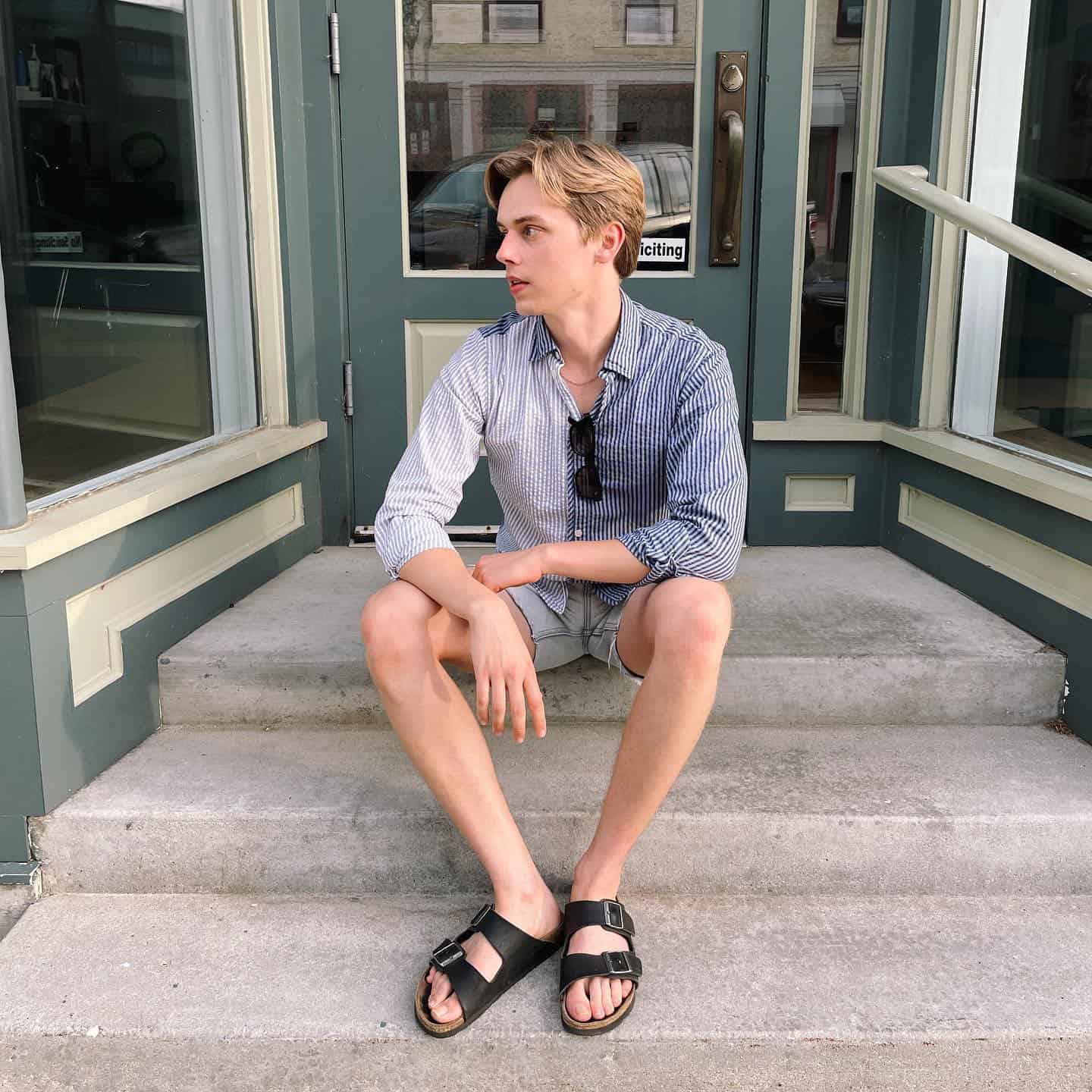 Man sitting on the stairs wearing 5 inch inseam shorts