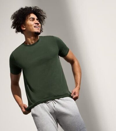 8 Best T-Shirts For Tall Guys – Long Tees For 2026