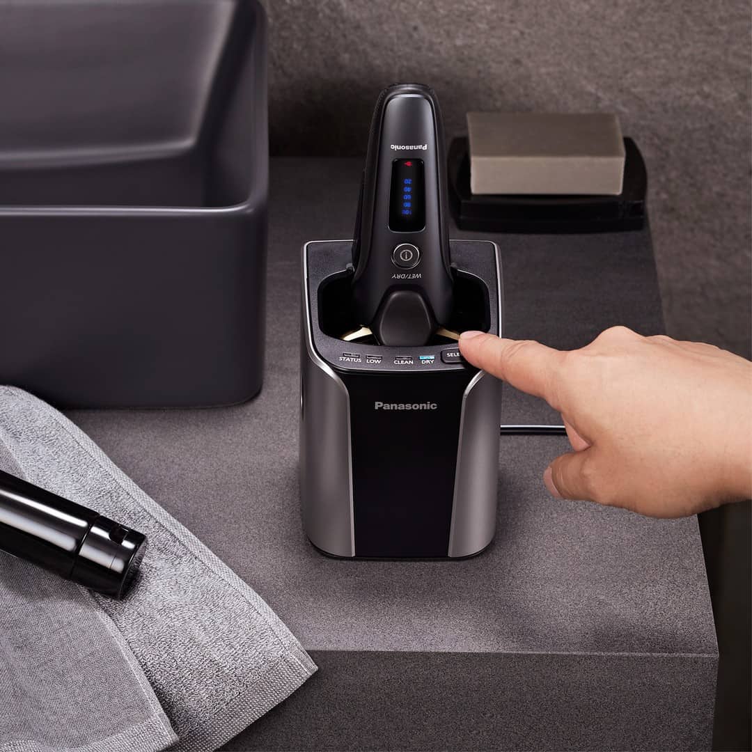 cleaning a panasonic shaver with one button