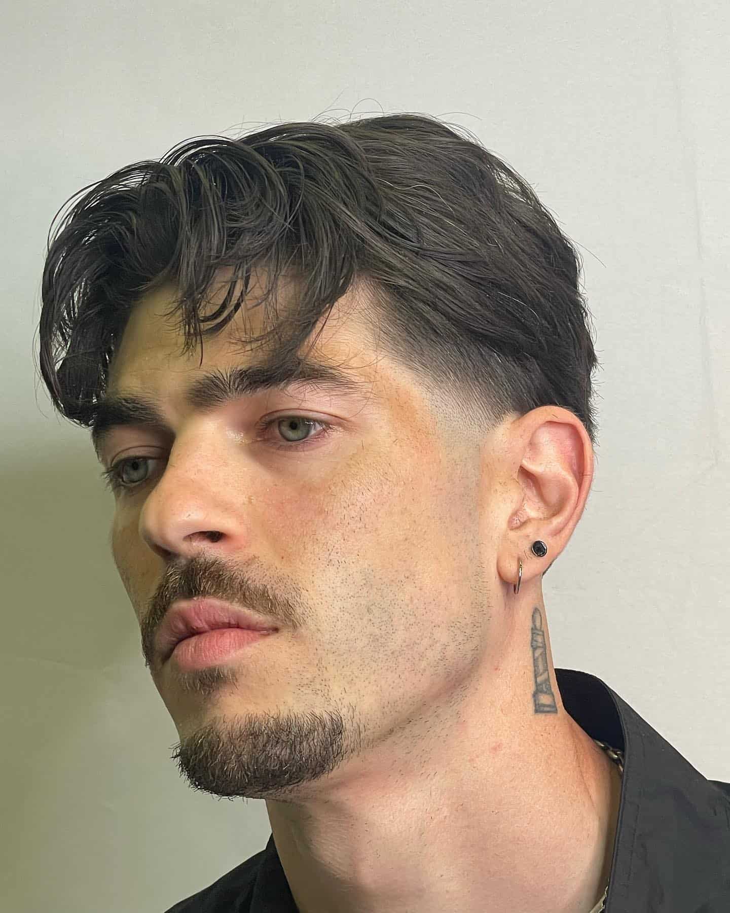 manwithlowskinfadetrimhaircut