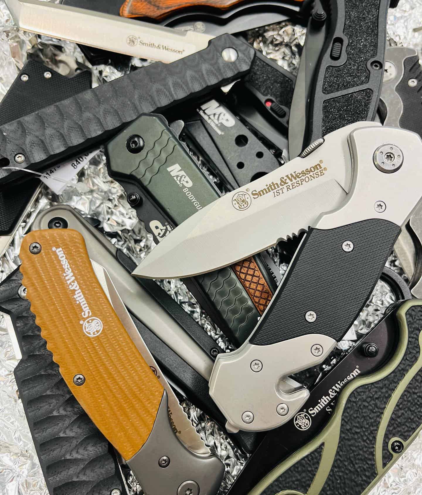 a collection of smith and wesson folding knives