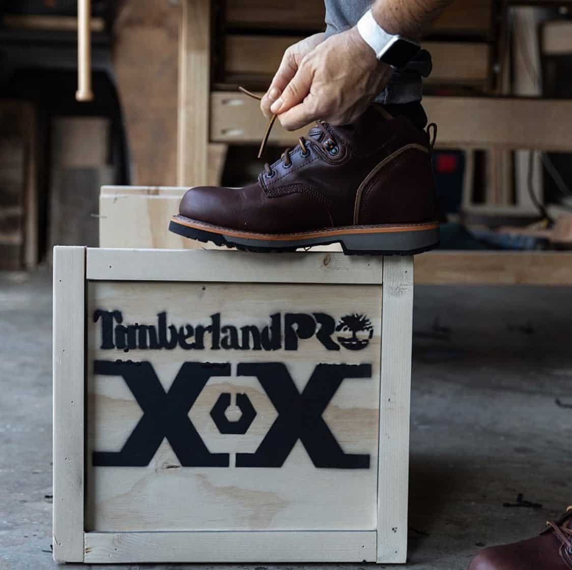 tying a boots shoelace
