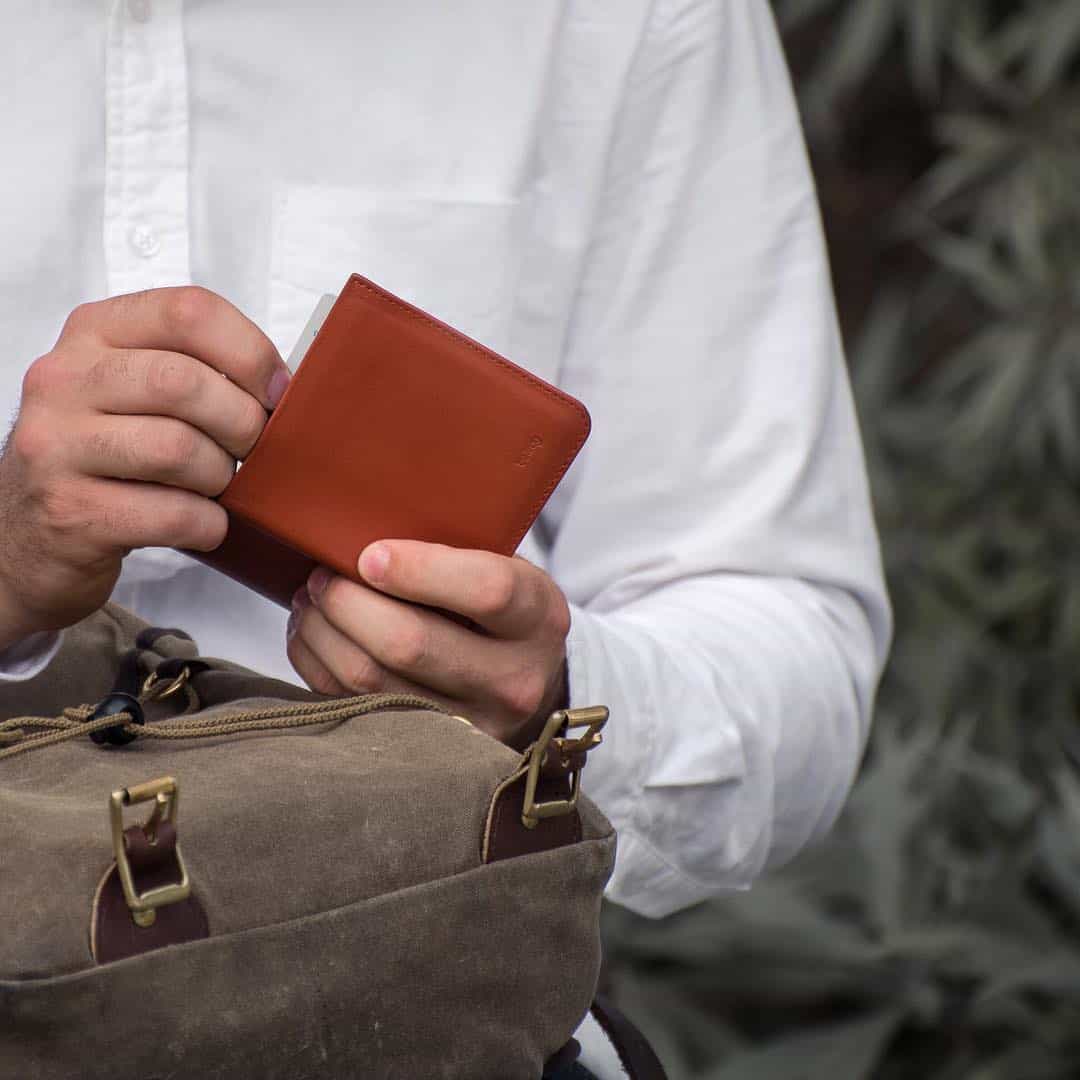 removing contents from a bellroy wallet