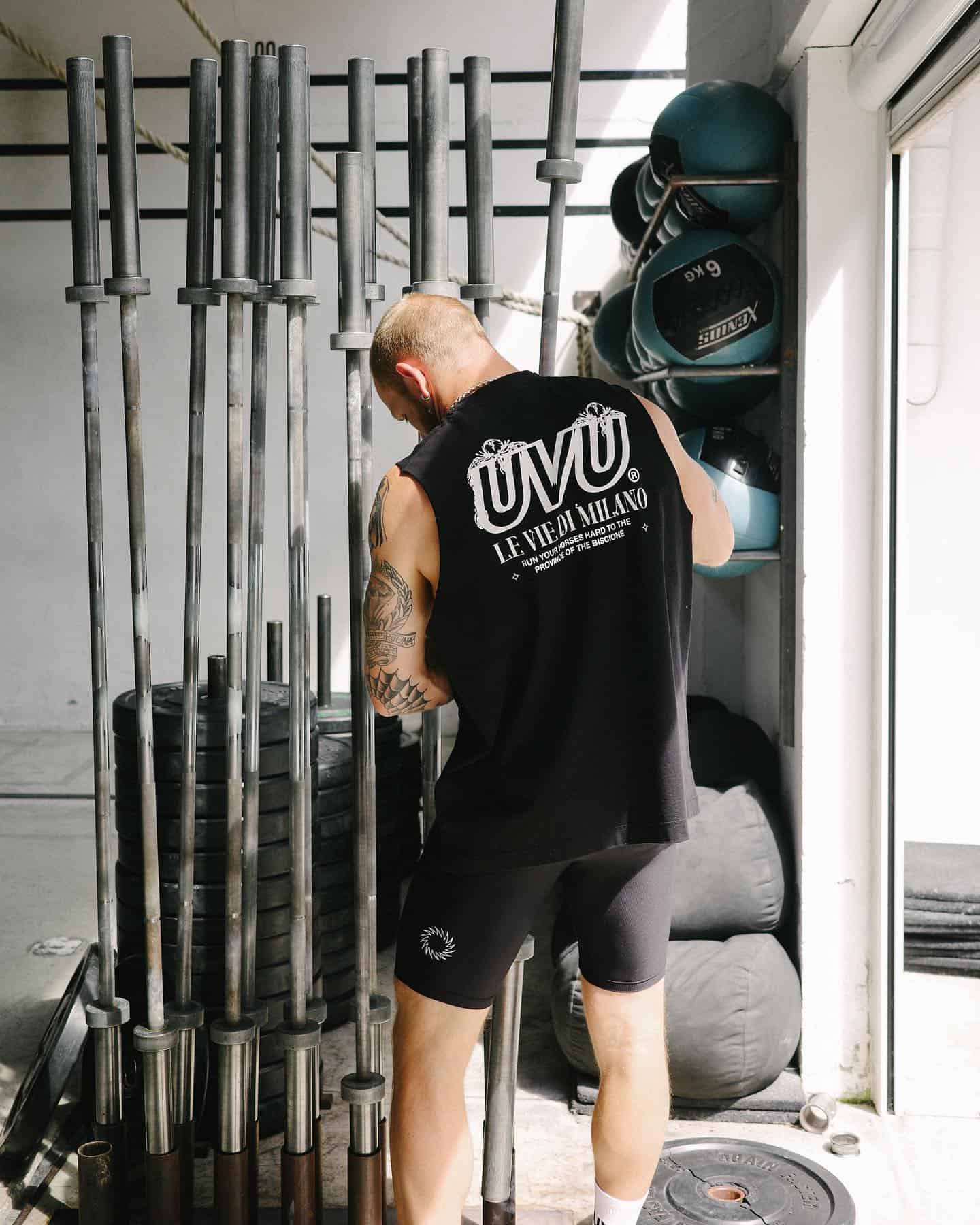 man grabbing a barbell bar from the rack