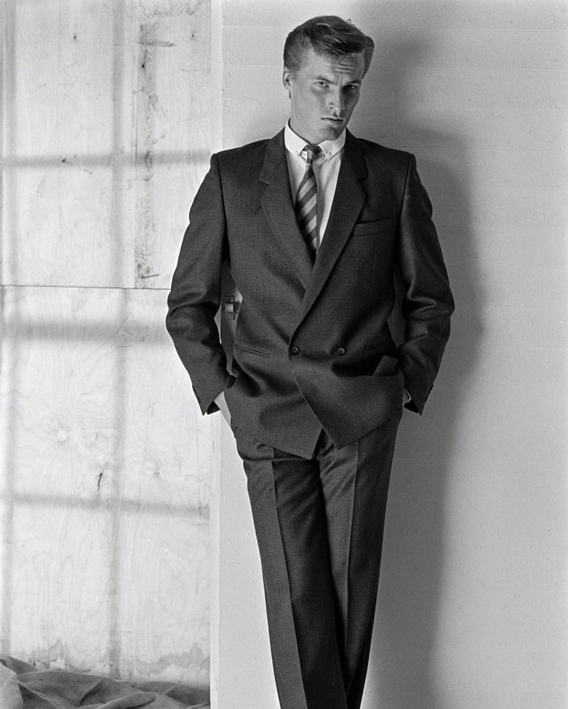 A man in 1980s wearing a two piece double breasted suit