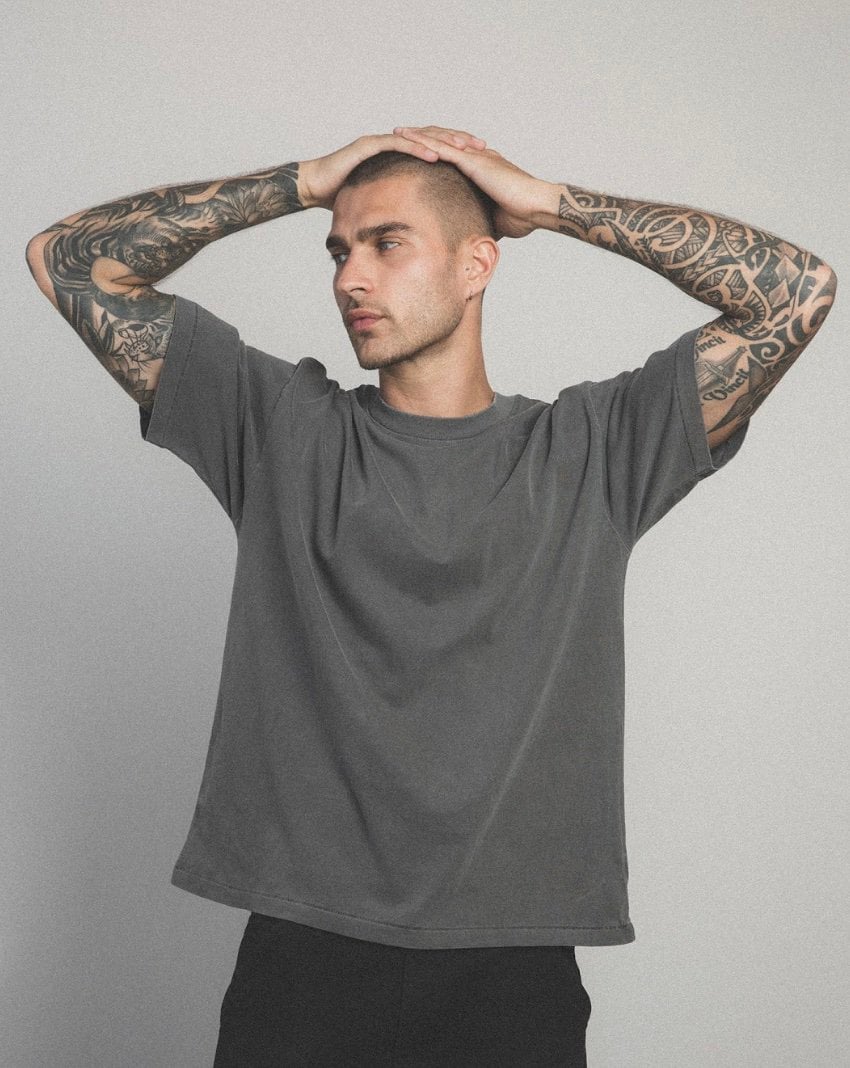 Model wearing Elwood core collection t-shirt 