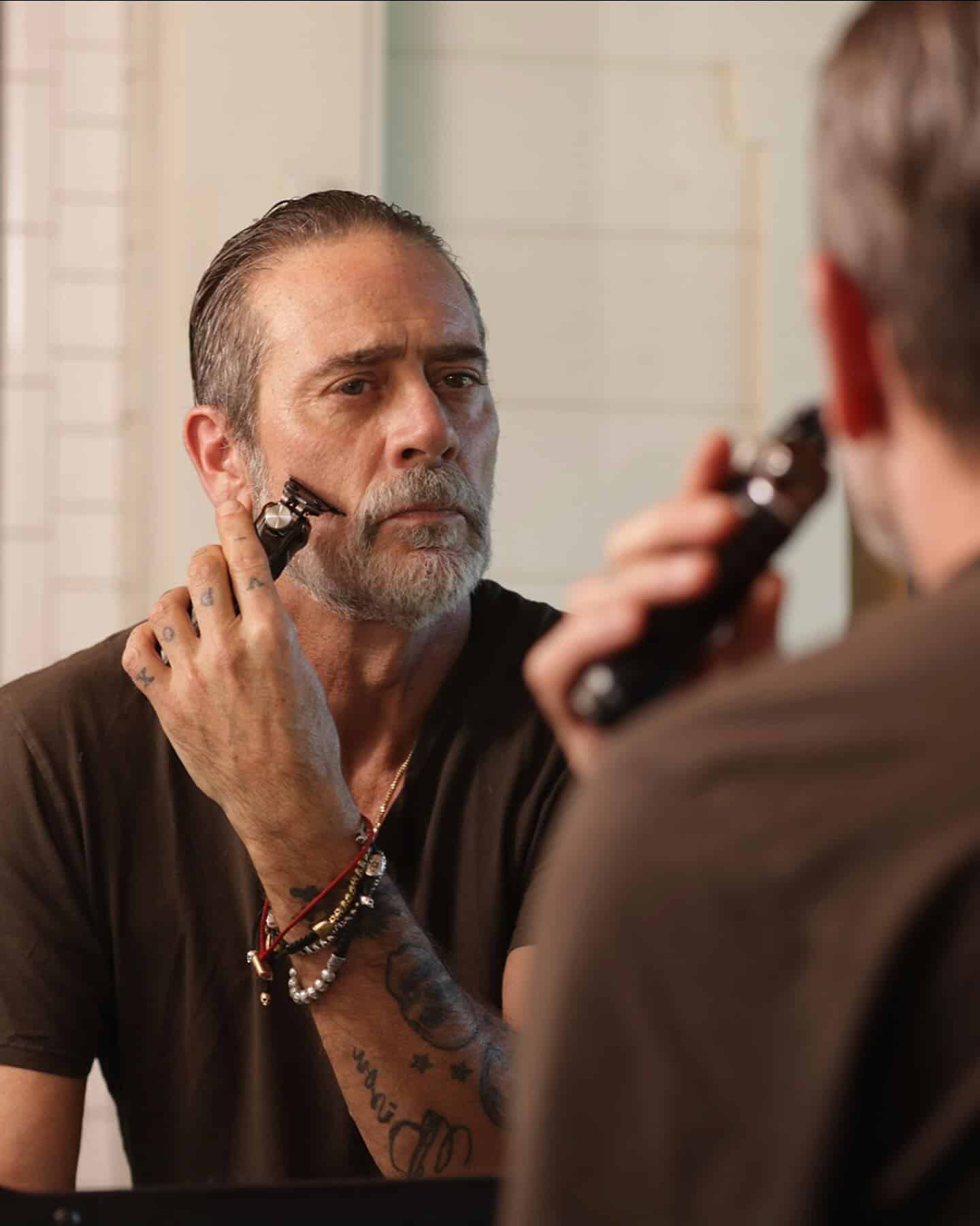 jeffrey dean morgan using the wahl pro series high visibility trimmer