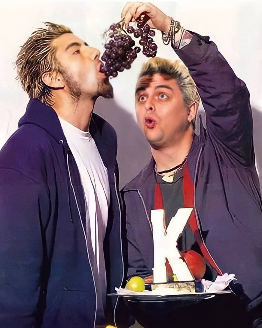 billie joe armstrong of greenday feeding chino moreno of deftones grapes