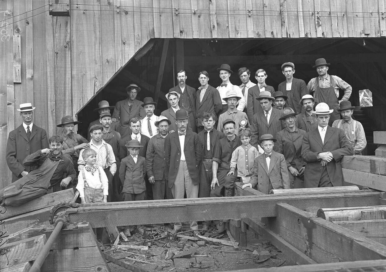 Mill hands crew of men Group portrait 1910