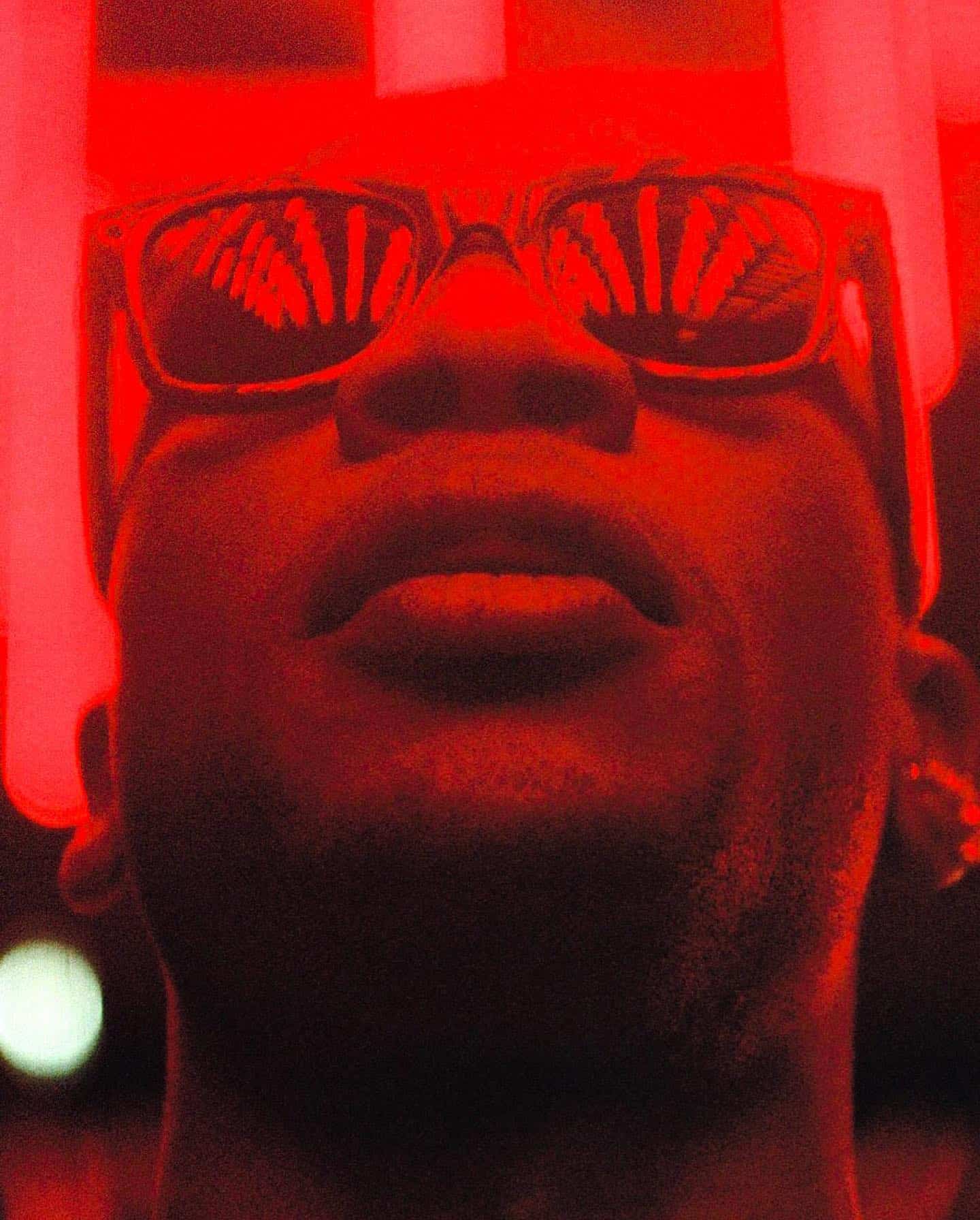 man wearing a wayfarer sunglasses by rayban