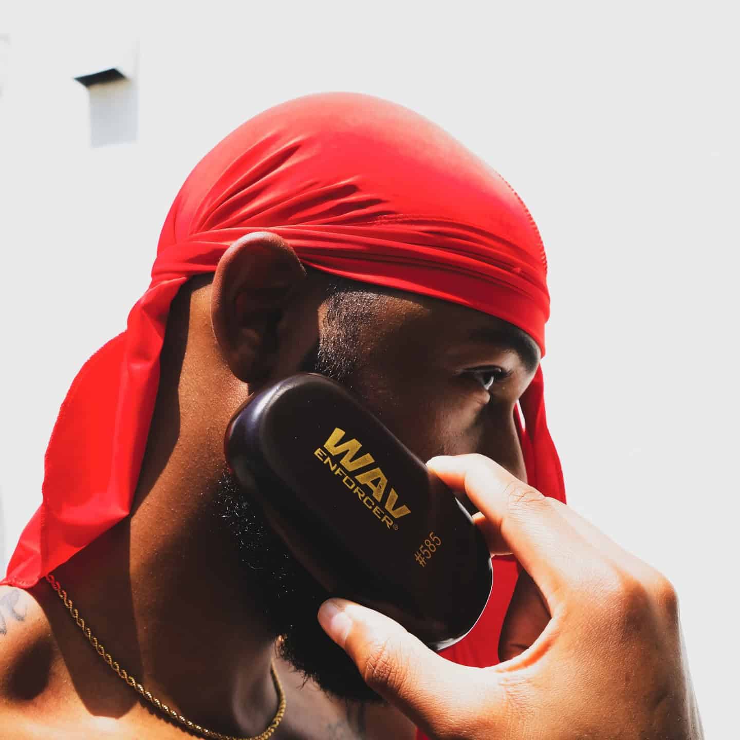 man using the wavenforcer beard brush