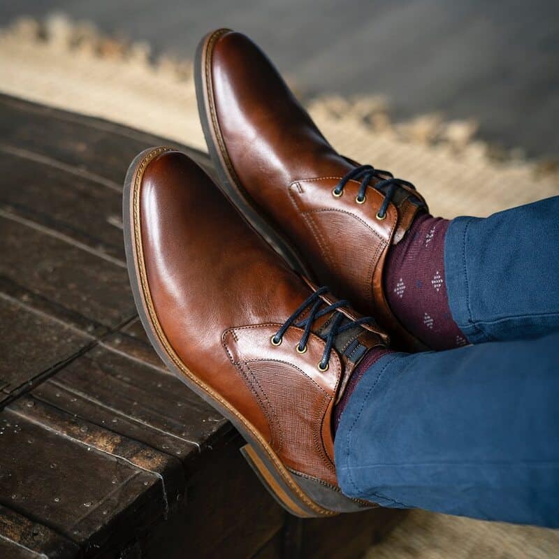 wearing a pair of brown toe oxford with navy shoelaces by florshem