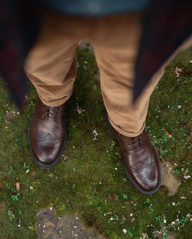 wearing a pairofbrownwingtipbroguesbyVelasca