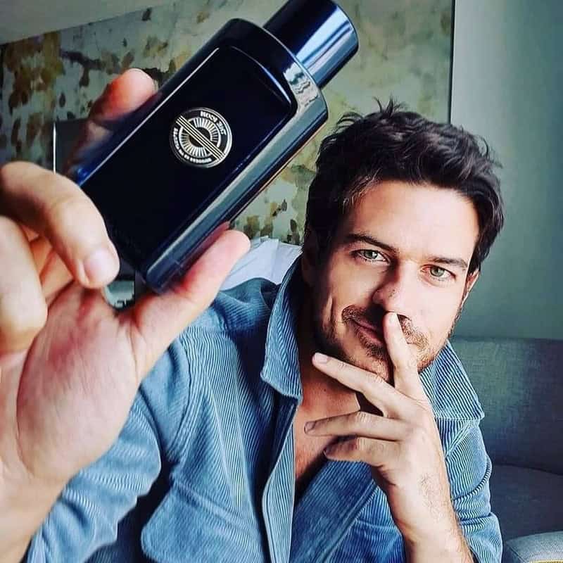 man holding the icon perfume by Antonio Banderas