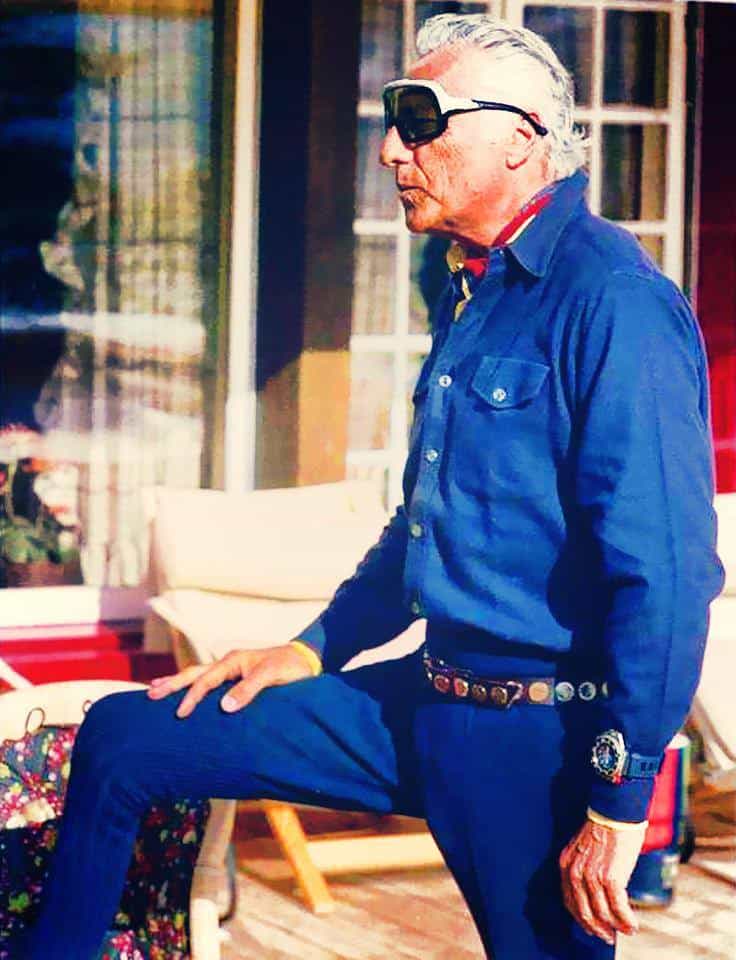 Gianni Agnelli in a blue shirt and blue pants