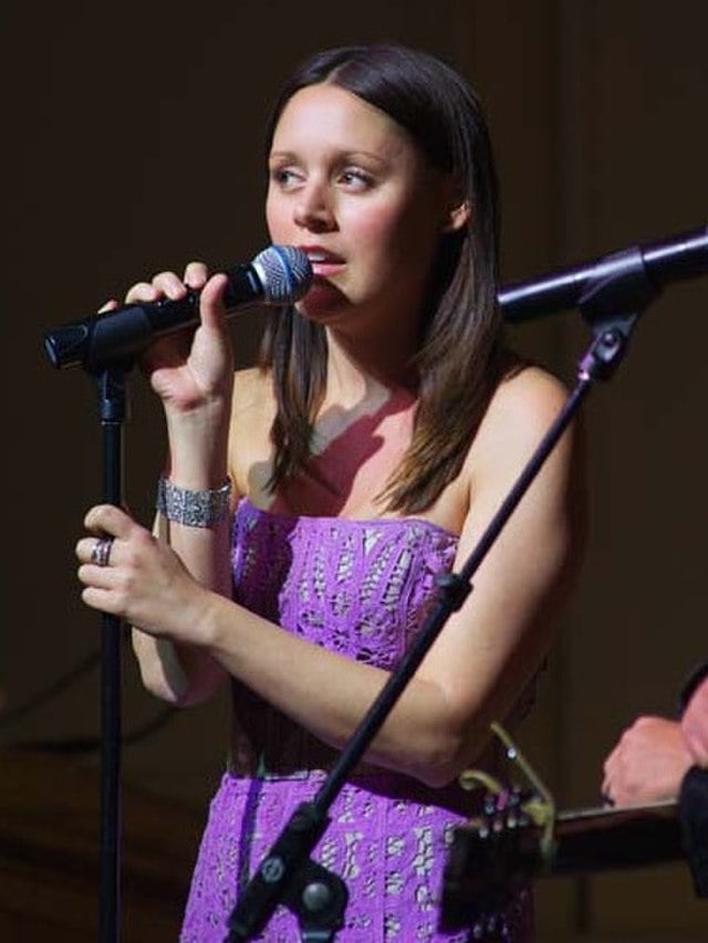 Hottest Female Country Singers - Hillary Lindsey